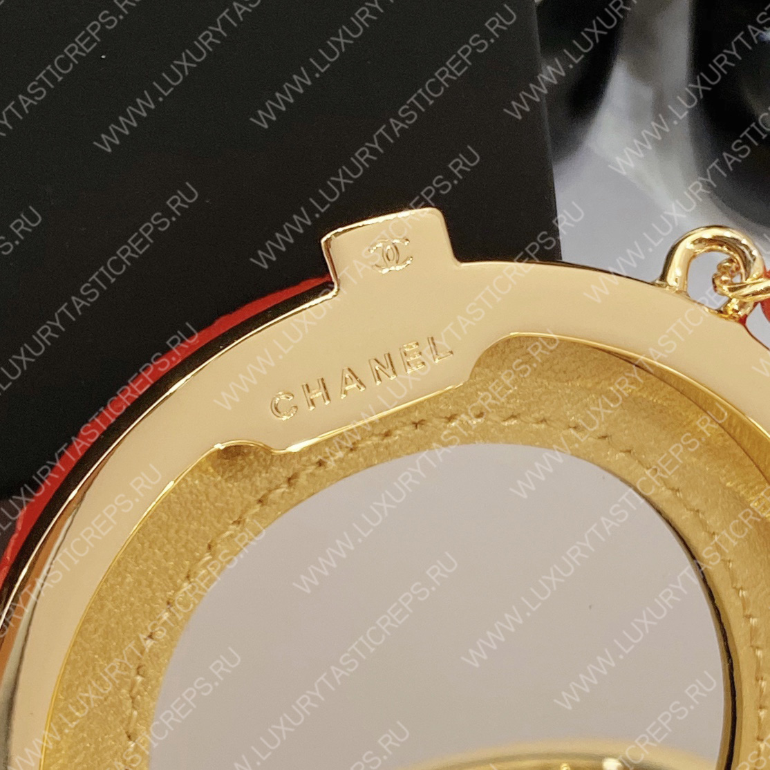 Ch*el clutch with chain red & white ap3074