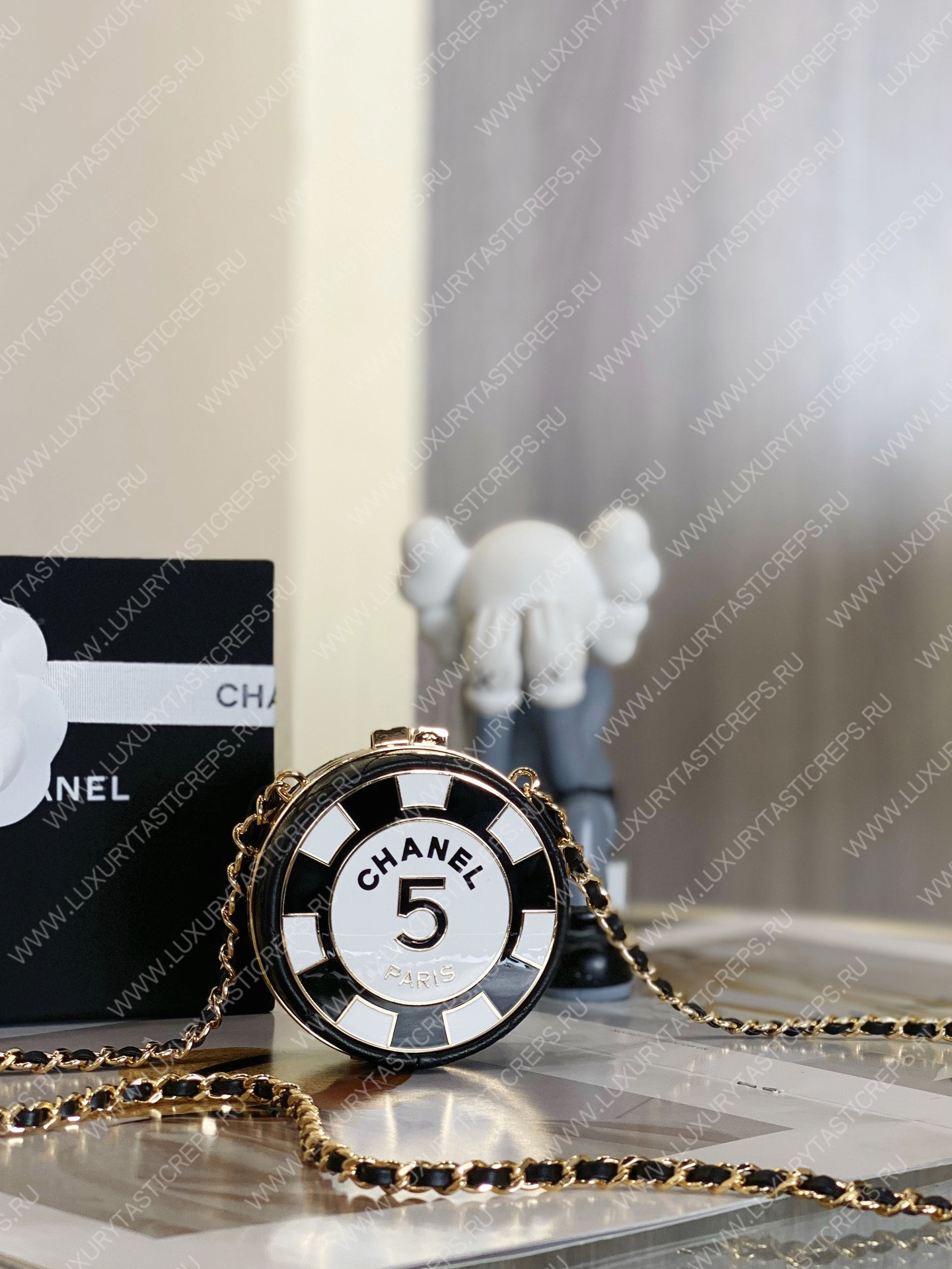 Ch*el clutch with chain black & white ap3074