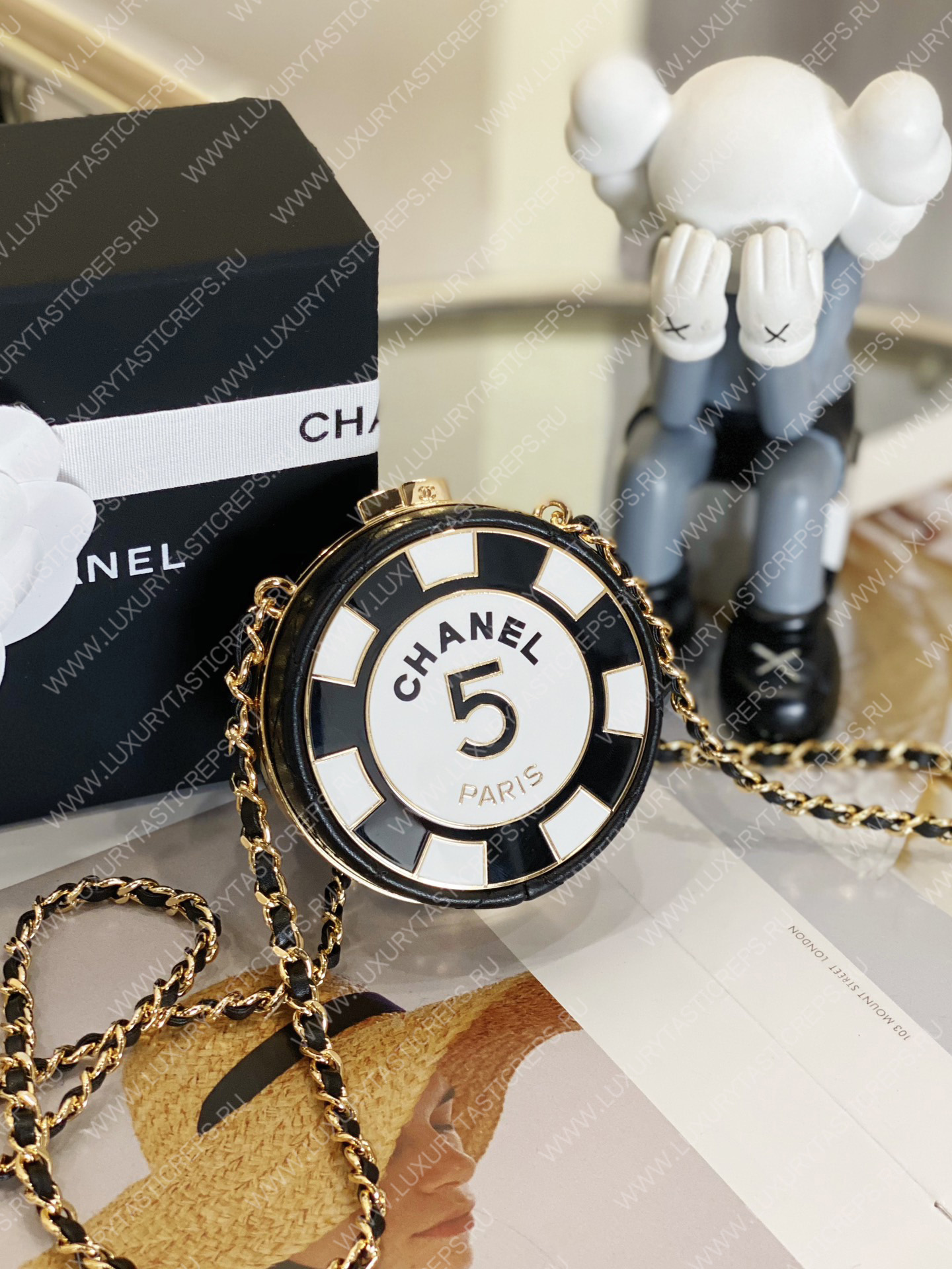 Ch*el clutch with chain black & white ap3074