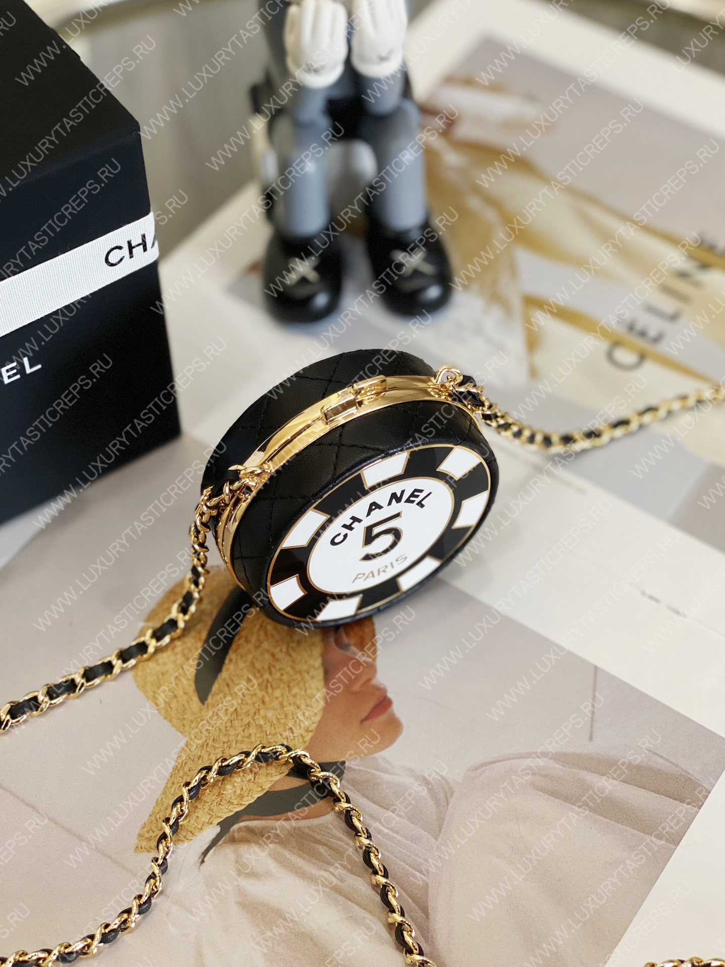 Ch*el clutch with chain black & white ap3074