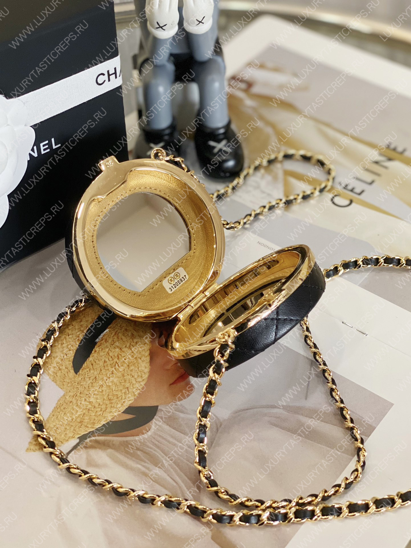 Ch*el clutch with chain black & white ap3074