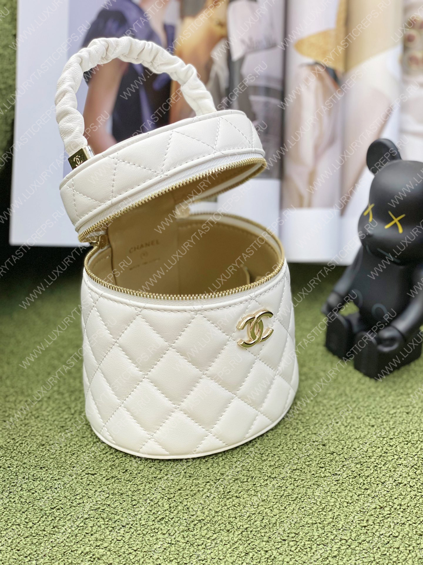 Ch*el vanity case white as3707