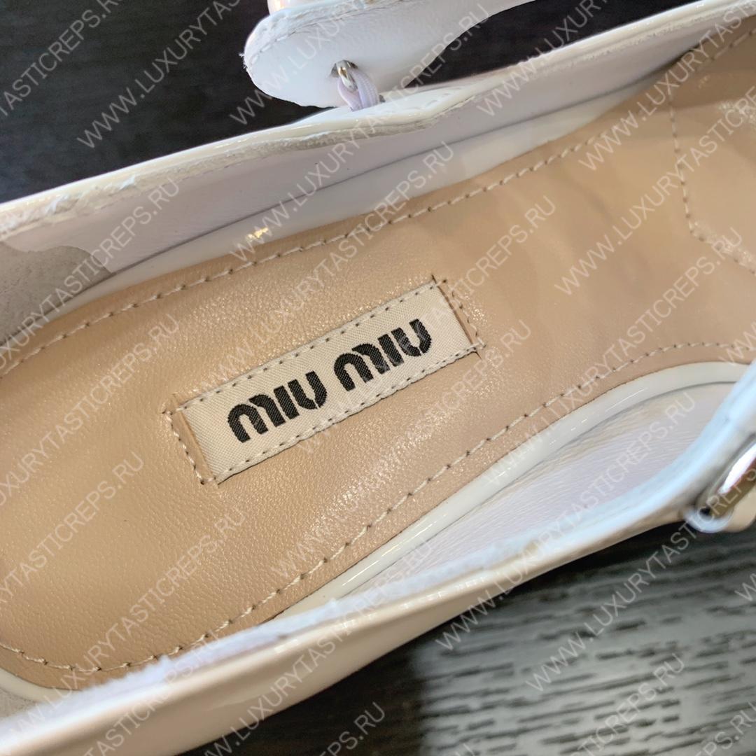 MIU MIU PATENT LEATHER PUMPS WHITE AND BLACK 5I248D