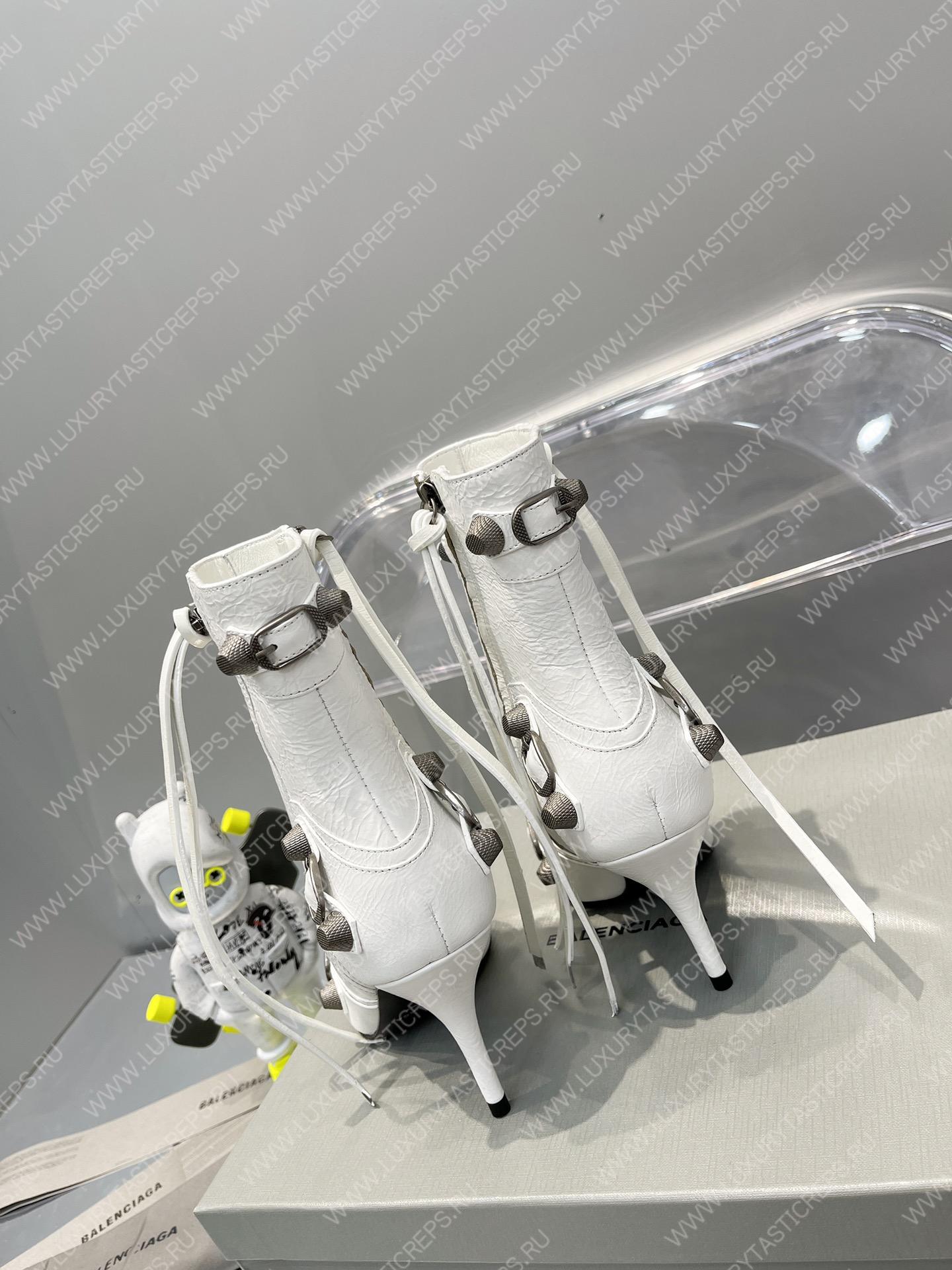 Ba*len*cia*ga women’s cagole 90mm bootie white 694379wa