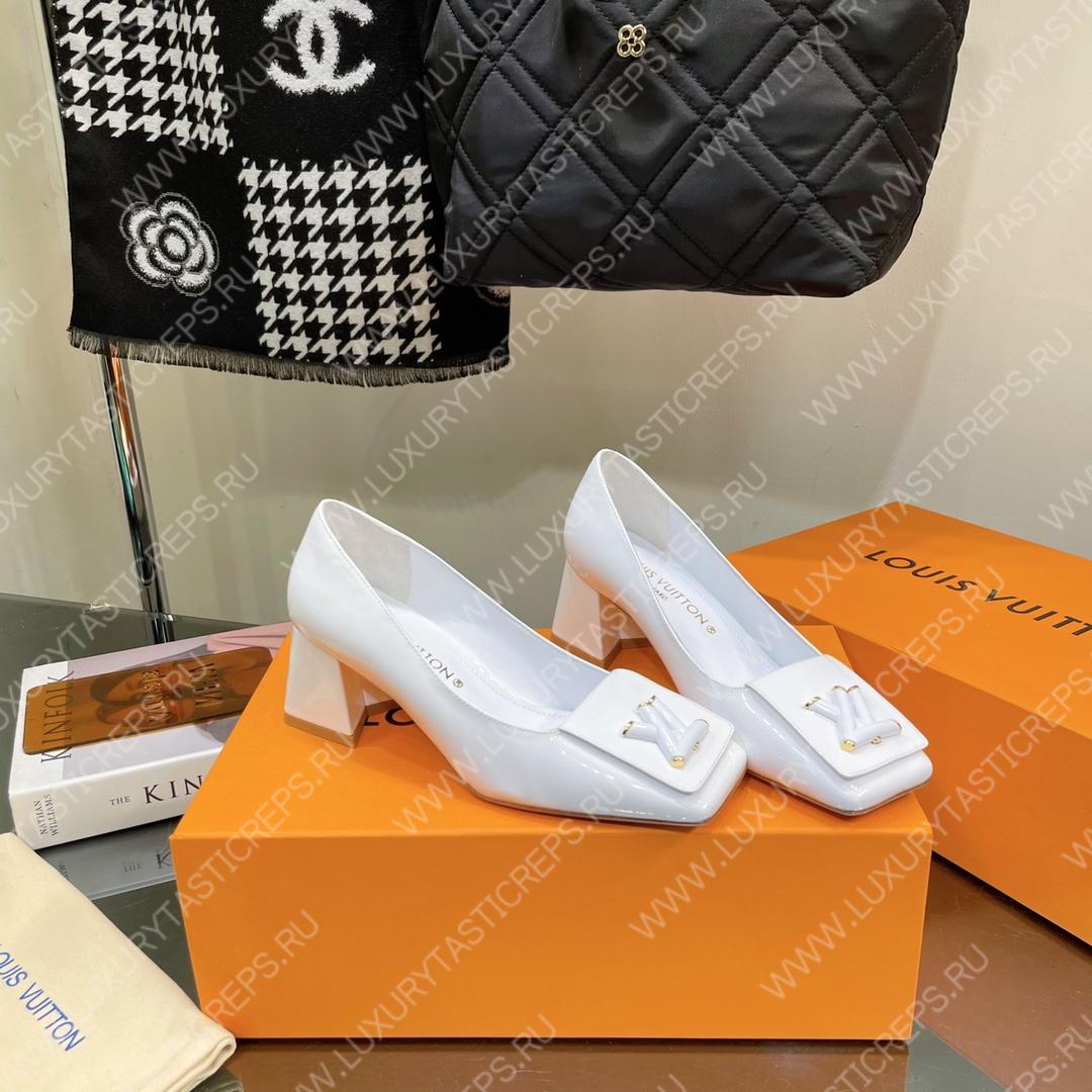 l**is V*t*n shake pumps white 1ab0sk