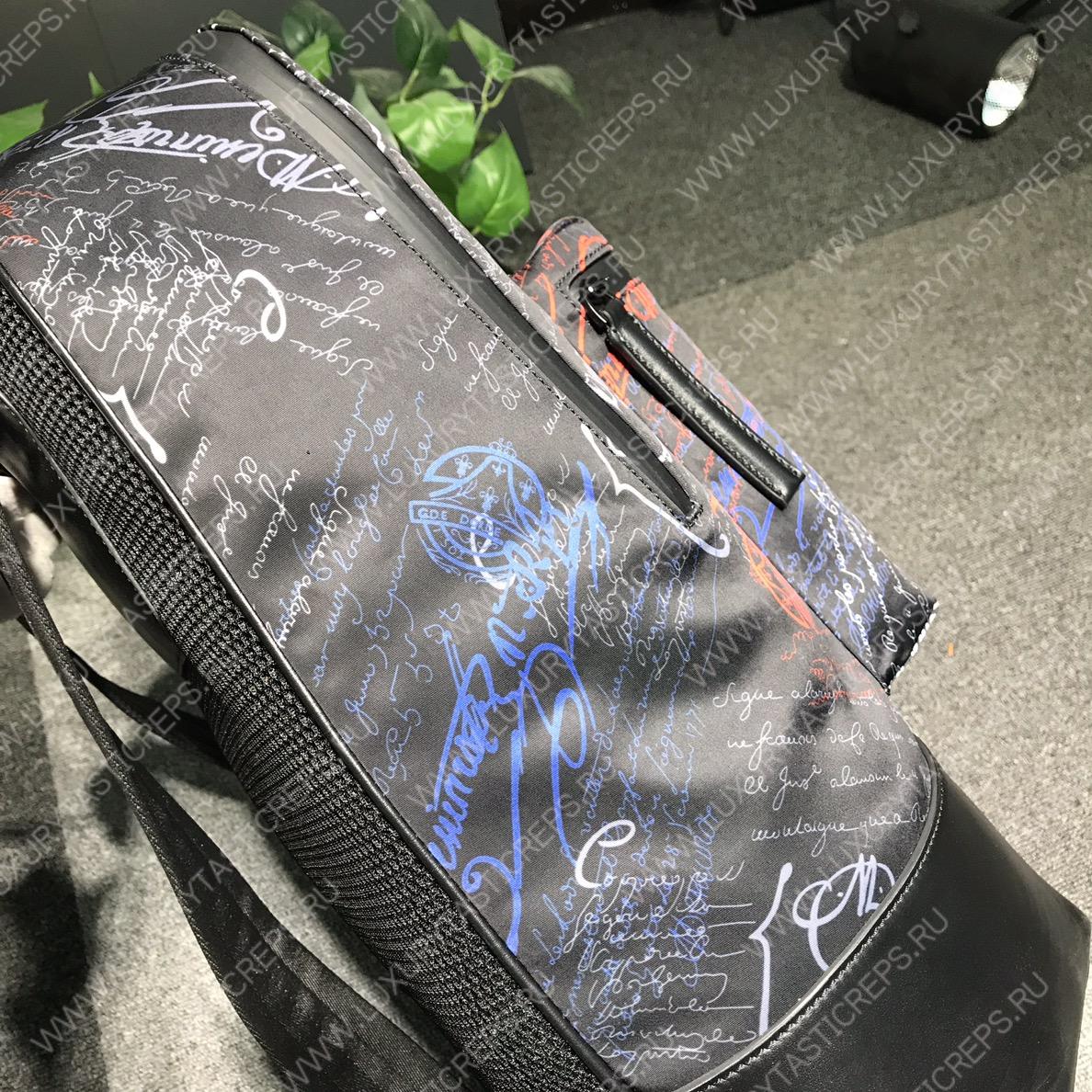 Berluti.  Volume背包样式Scritto防撕裂尼龙 底部采用头层牛皮 防水表面处理(包括防水拉链)黑色尼龙衬里。手提式:一个提手