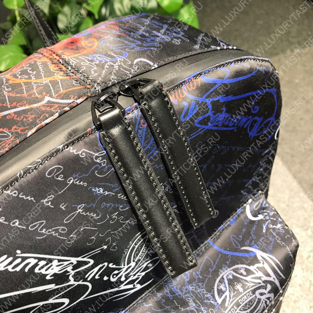 Berluti.  Volume背包样式Scritto防撕裂尼龙 底部采用头层牛皮 防水表面处理(包括防水拉链)黑色尼龙衬里。手提式:一个提手