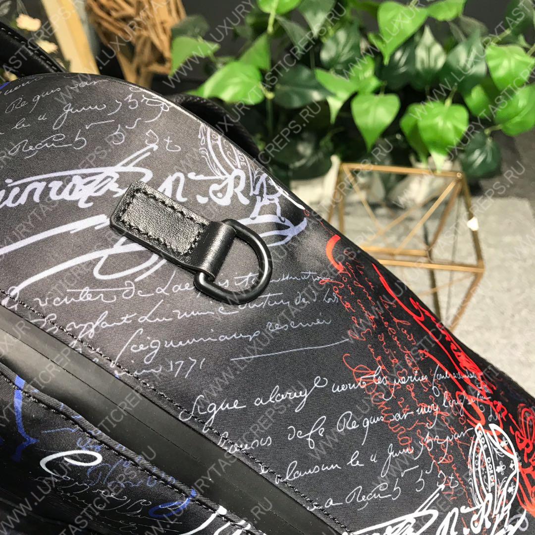 Berluti.  Volume背包样式Scritto防撕裂尼龙 底部采用头层牛皮 防水表面处理(包括防水拉链)黑色尼龙衬里。手提式:一个提手