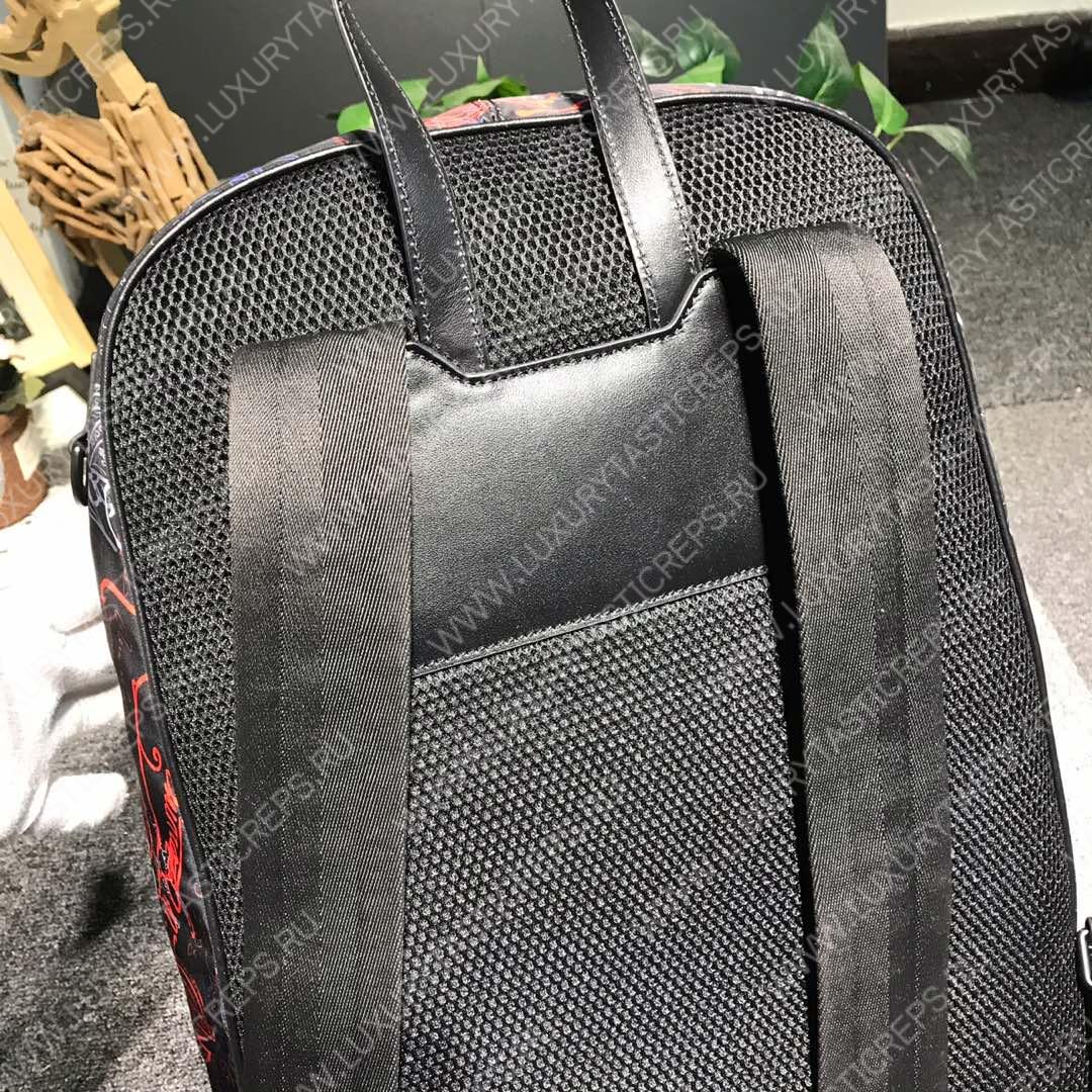 Berluti.  Volume背包样式Scritto防撕裂尼龙 底部采用头层牛皮 防水表面处理(包括防水拉链)黑色尼龙衬里。手提式:一个提手