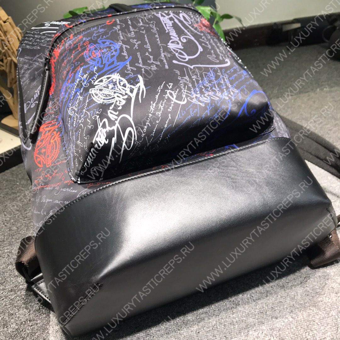 Berluti.  Volume背包样式Scritto防撕裂尼龙 底部采用头层牛皮 防水表面处理(包括防水拉链)黑色尼龙衬里。手提式:一个提手