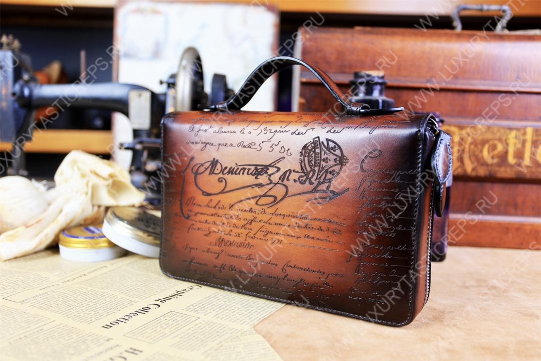 BERLUTI NINO TGM SCRITTO CLUTCH INTENSE COCOA NINO_TGM_NEO-V2