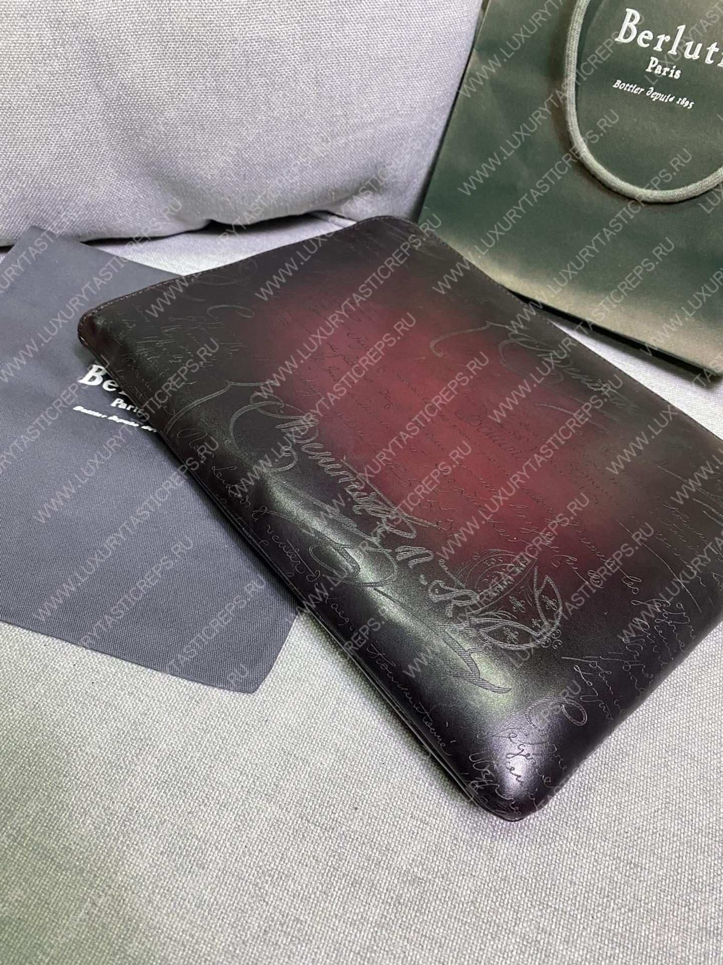 BERLUTI NINO TGM SCRITTO LEATHER CLUTCH BURGUNDY JOUR-V3